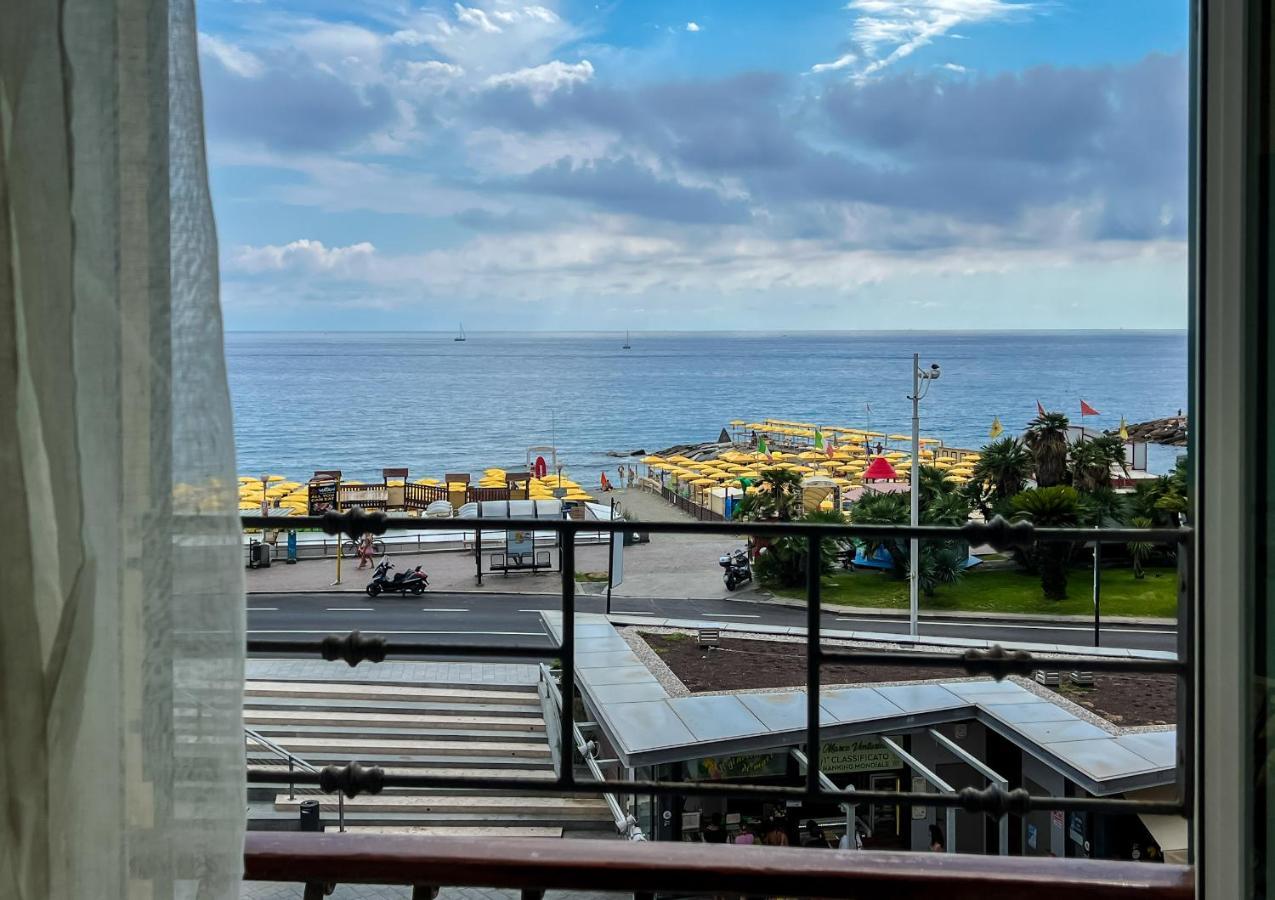 ואראצה Splendido Appartamento Con Vista Mare Su Piazza Dante מראה חיצוני תמונה