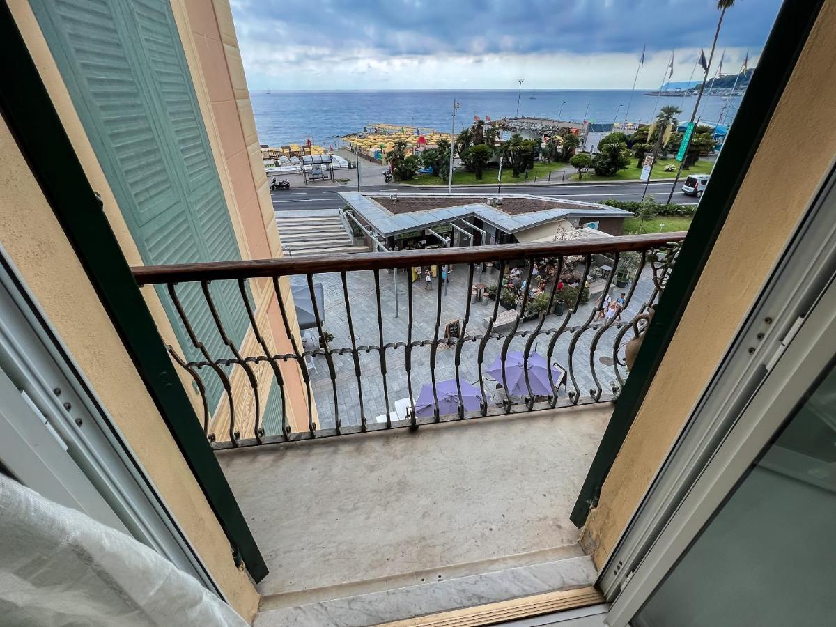 ואראצה Splendido Appartamento Con Vista Mare Su Piazza Dante מראה חיצוני תמונה