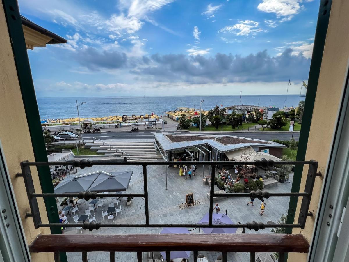 ואראצה Splendido Appartamento Con Vista Mare Su Piazza Dante מראה חיצוני תמונה